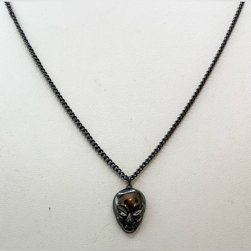 CLAIRE‘S GUNMETAL DAINTY ALIEN HEAD FACE PENDANT NECKLACE